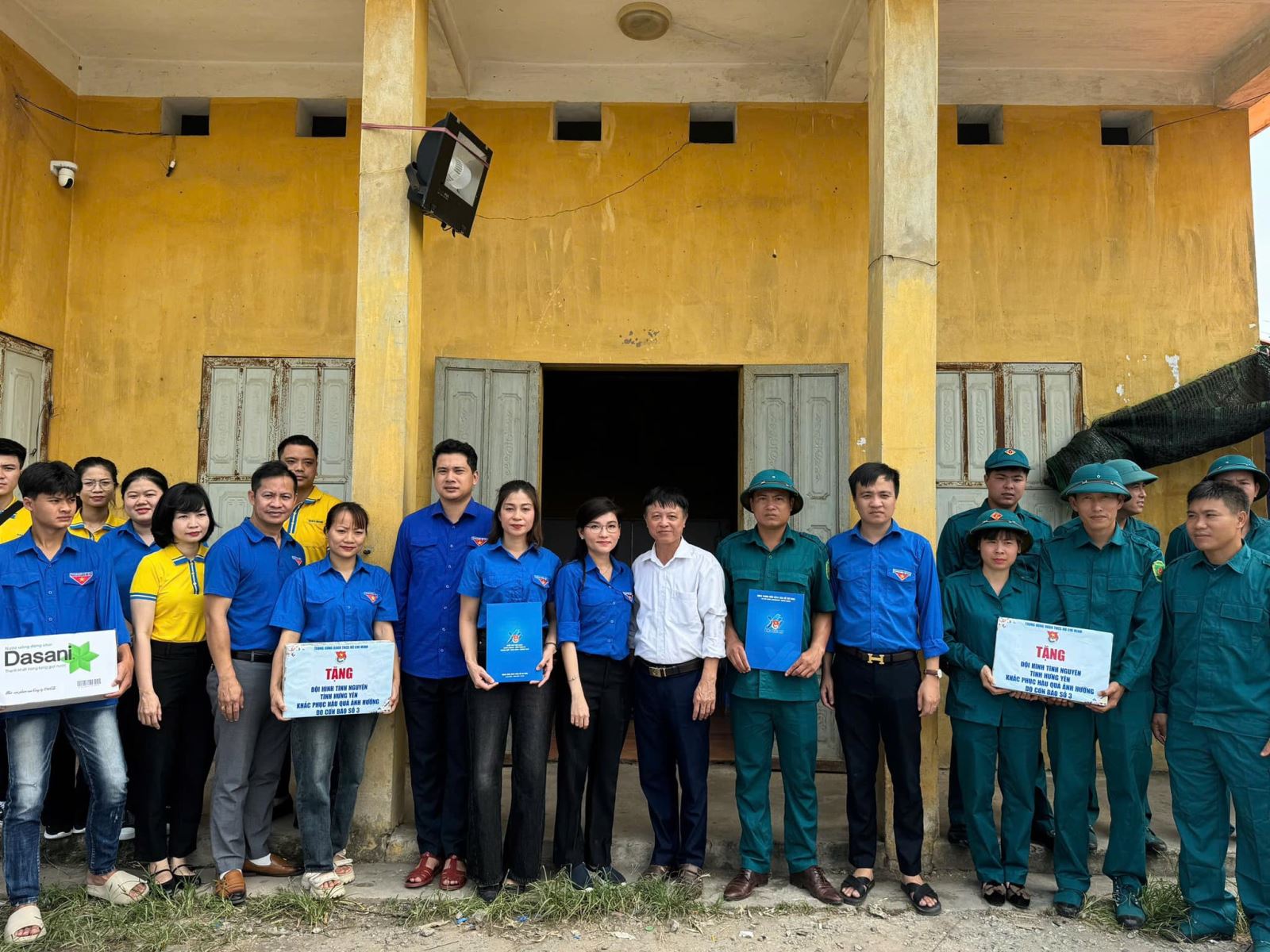 TRUNG ƯƠNG ĐOÀN THĂM, TẶNG QUÀ NGƯỜI DÂN ẢNH HƯỞNG BỞI BÃO LŨ TẠI HƯNG YÊN