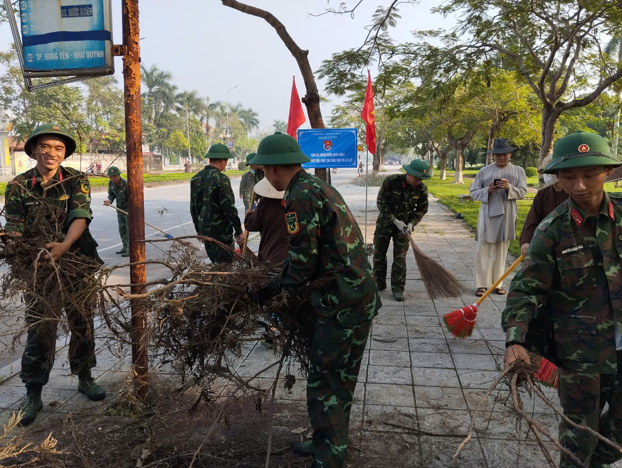 Đoàn cơ sở Phòng Tham mưu, Bộ CHQS tỉnh Hưng Yên tham gia giúp nhân dân khắc phục hậu quả sau bão, lũ