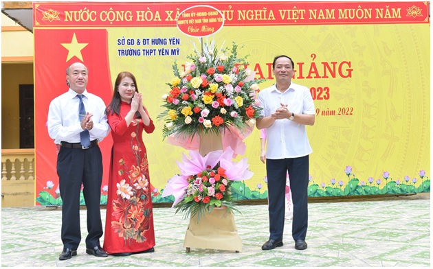 Đồng chí Trần Quốc Văn, Phó Bí thư Tỉnh ủy, Chủ tịch UBND tỉnh dự Lễ Khai giảng năm học 2022 - 2023 tại Trường THPT Yên Mỹ