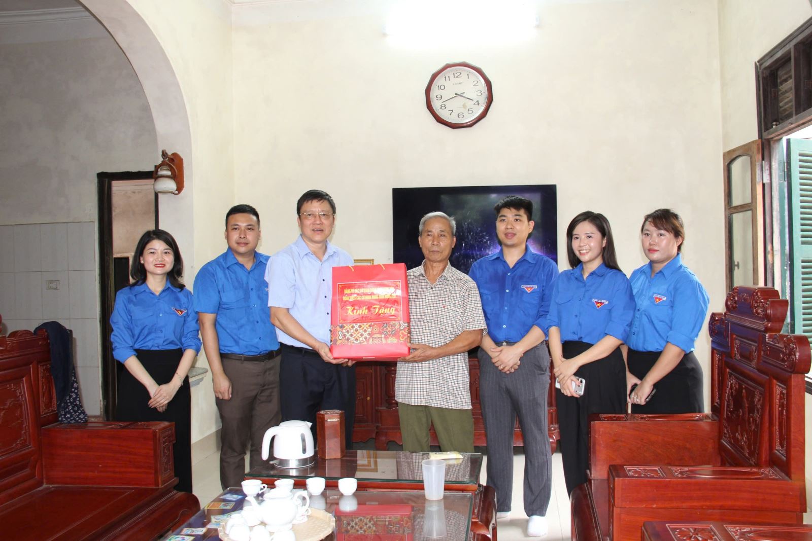 Tuổi trẻ các cơ quan Đảng tỉnh trao quà tri ân người có công