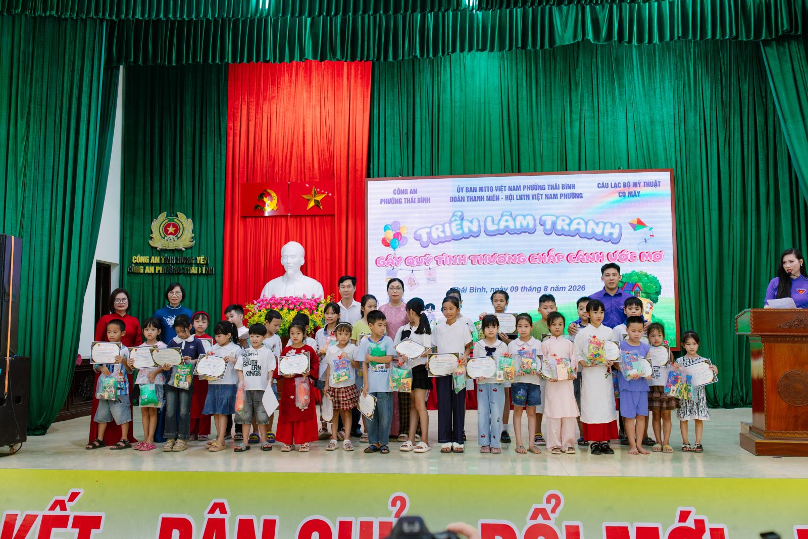 500 bức tranh thiếu nhi kết nối 20 triệu đồng tiếp sức học sinh khó khăn