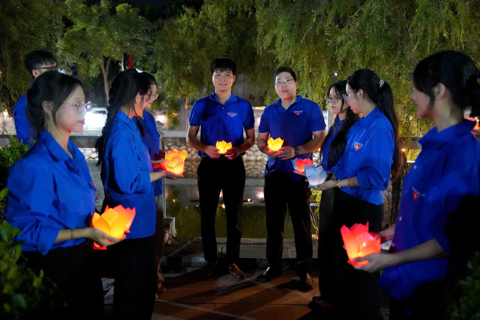 Những ngọn nến tháng Bảy và lời hứa của thế hệ trẻ 