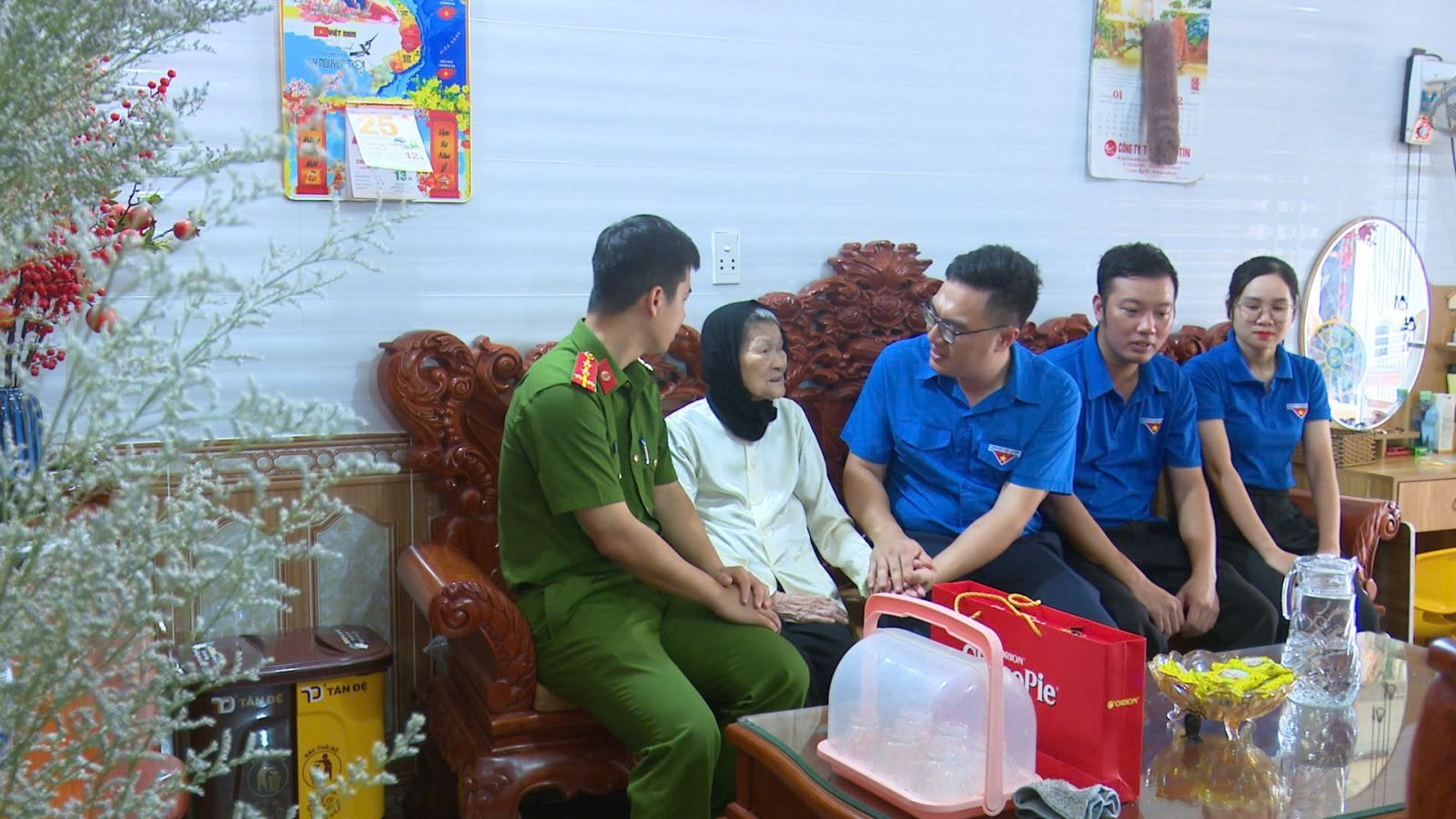 Đoàn Thanh niên xã Quỳnh Phụ tổ chức “Bữa cơm tri ân” tại gia đình Mẹ Việt Nam Anh hùng Lê Thị Gái